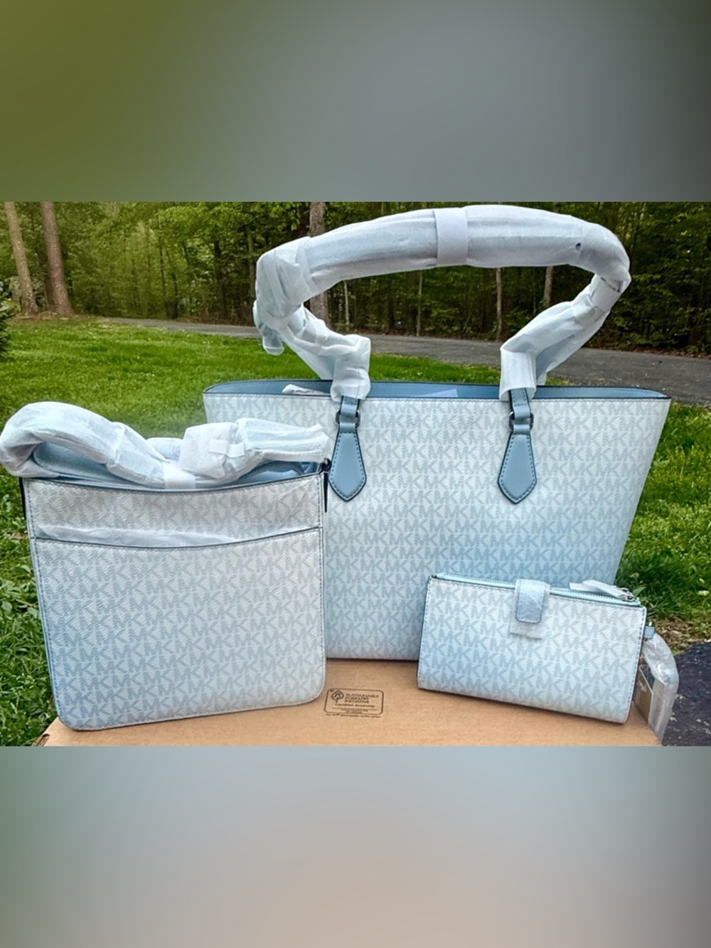 Michael Kors Baby Blue Signature Tote Set with Wristlet & crossbody - Picture 2 of 11